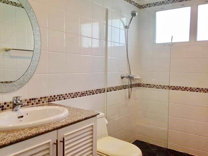 House for Sale East Pattaya showing the bathroom House for Sale East Pattaya showing the bathroom