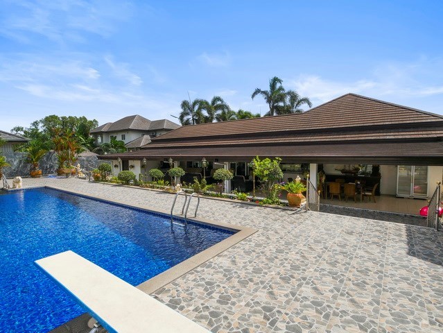 House for sale East Pattaya showing the house and outdoor entertainment area House for sale East Pattaya showing the house and outdoor entertainment area