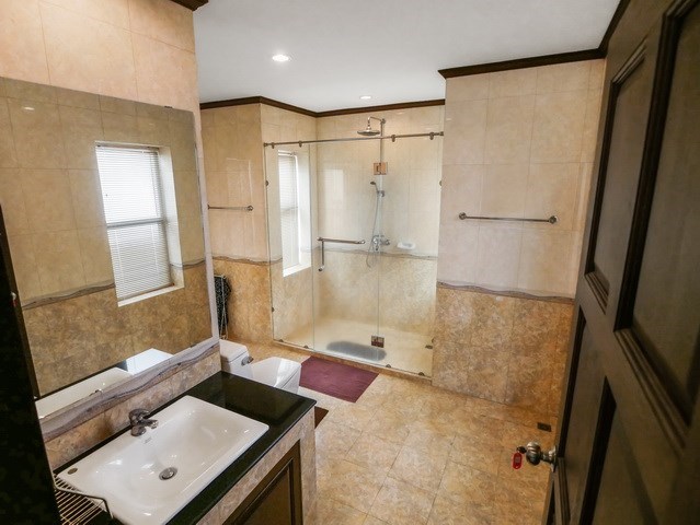 House for sale East Pattaya showing the second bathroom House for sale East Pattaya showing the second bathroom