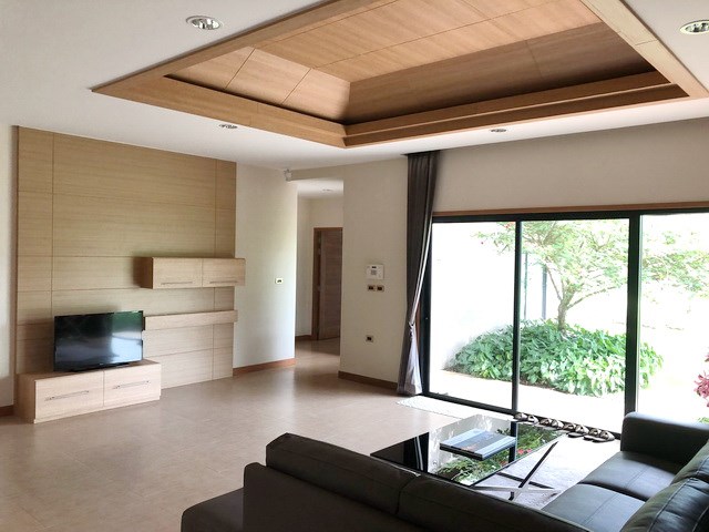 House for sale Huay Yai Pattaya showing the living room House for sale Huay Yai Pattaya showing the living room