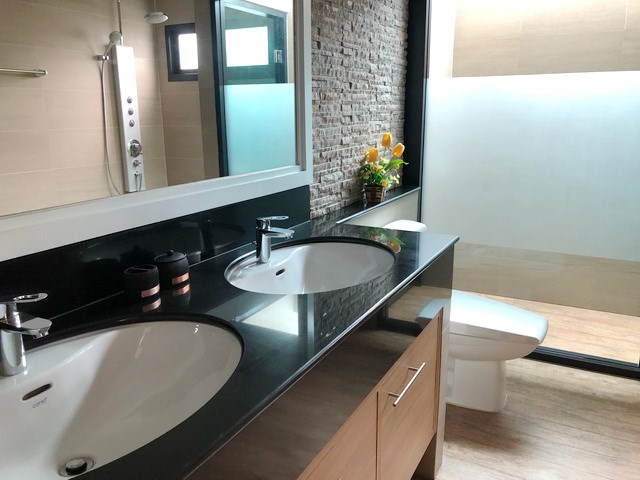 House for sale Huay Yai Pattaya showing the master bathroom House for sale Huay Yai Pattaya showing the master bathroom