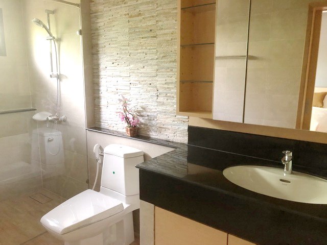 House for sale Huay Yai Pattaya showing the master bathroom House for sale Huay Yai Pattaya showing the master bathroom