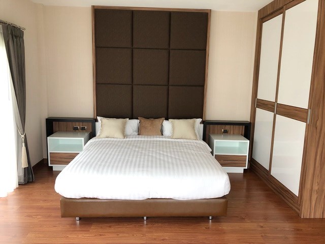 House for sale Huay Yai Pattaya showing the master bedroom House for sale Huay Yai Pattaya showing the master bedroom