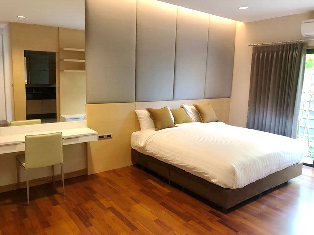 House for sale Huay Yai Pattaya showing the master bedroom suite House for sale Huay Yai Pattaya showing the master bedroom suite