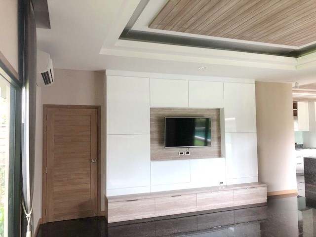 House for sale Huay Yai Pattaya showing the media wall House for sale Huay Yai Pattaya showing the media wall