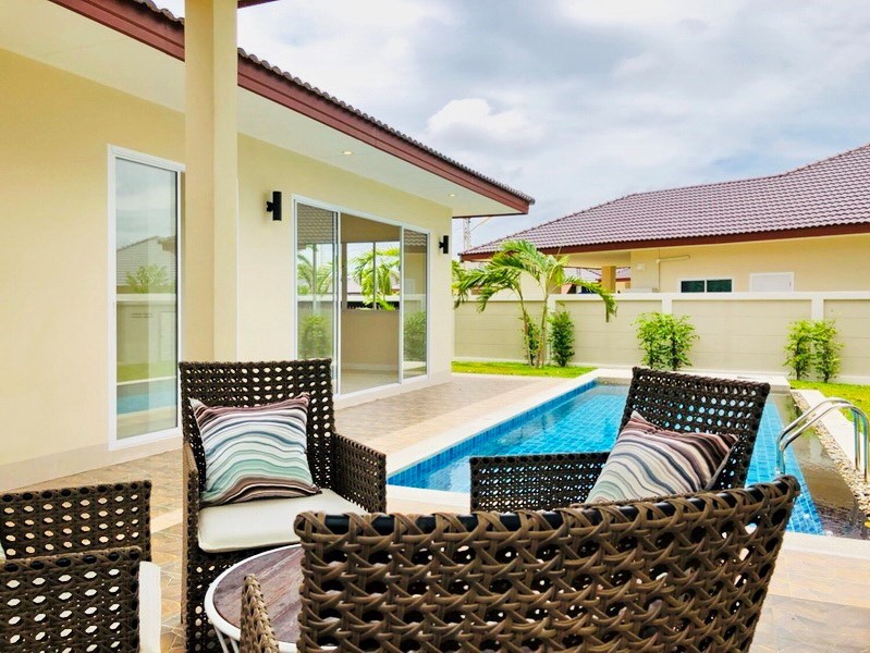 House for sale Huayyai Pattaya showing the terrace and pool House for sale Huayyai Pattaya showing the terrace and pool