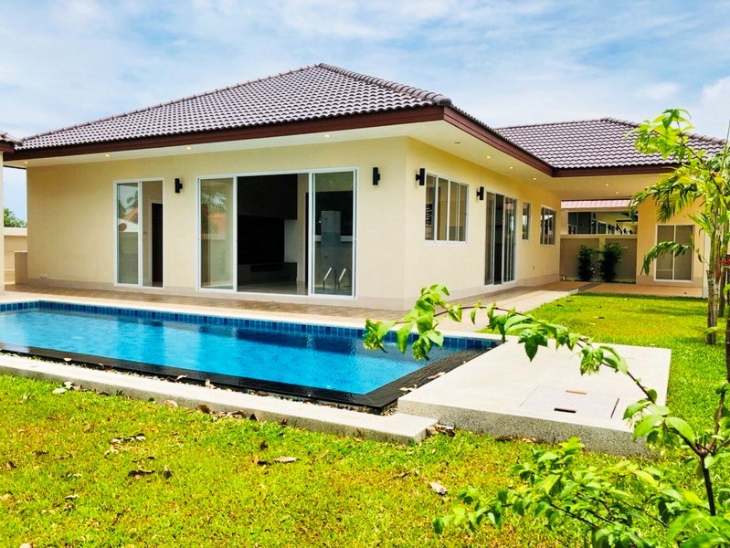 House for sale Huayyai Pattaya showing the house and pool House for sale Huayyai Pattaya showing the house and pool