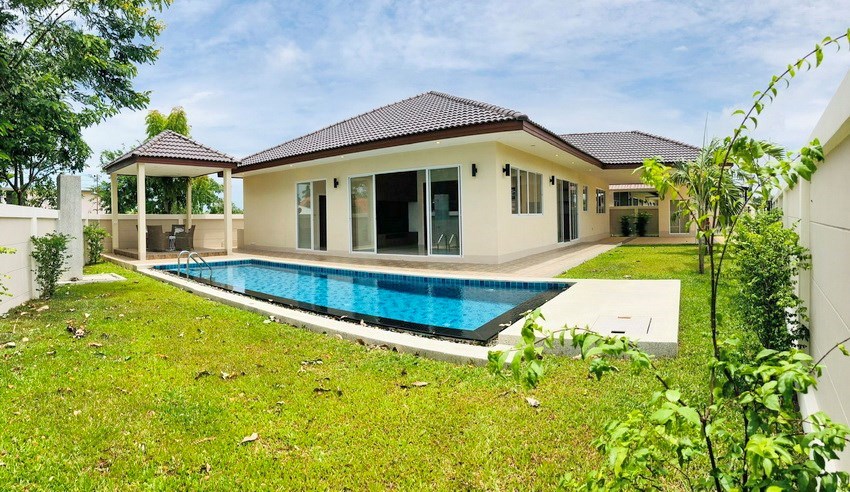 House for sale Huayyai Pattaya showing the house, garden and pool House for sale Huayyai Pattaya showing the house, garden and pool