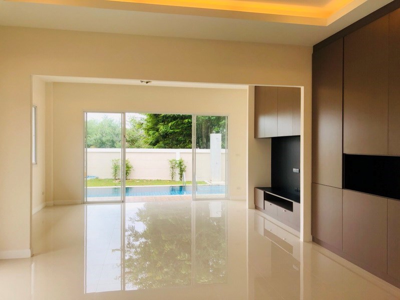 House for sale Huayyai Pattaya showing the living area with pool view House for sale Huayyai Pattaya showing the living area with pool view