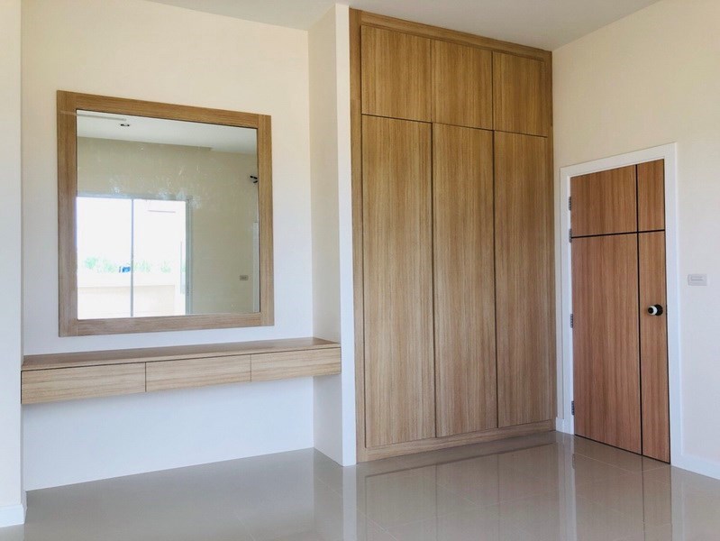 House for sale Huayyai Pattaya showing the master bedroom with built-in wardrobes House for sale Huayyai Pattaya showing the master bedroom with built-in wardrobes