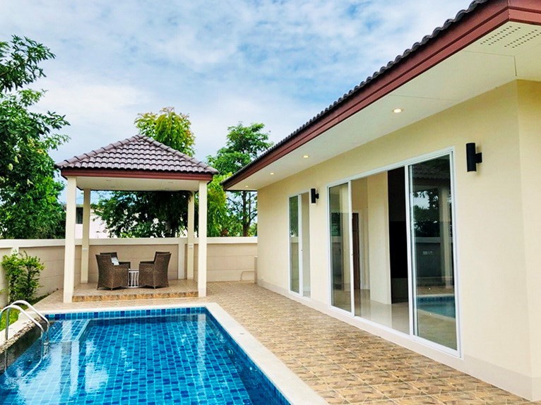 House for sale Huayyai Pattaya showing the house, pool and sala House for sale Huayyai Pattaya showing the house, pool and sala