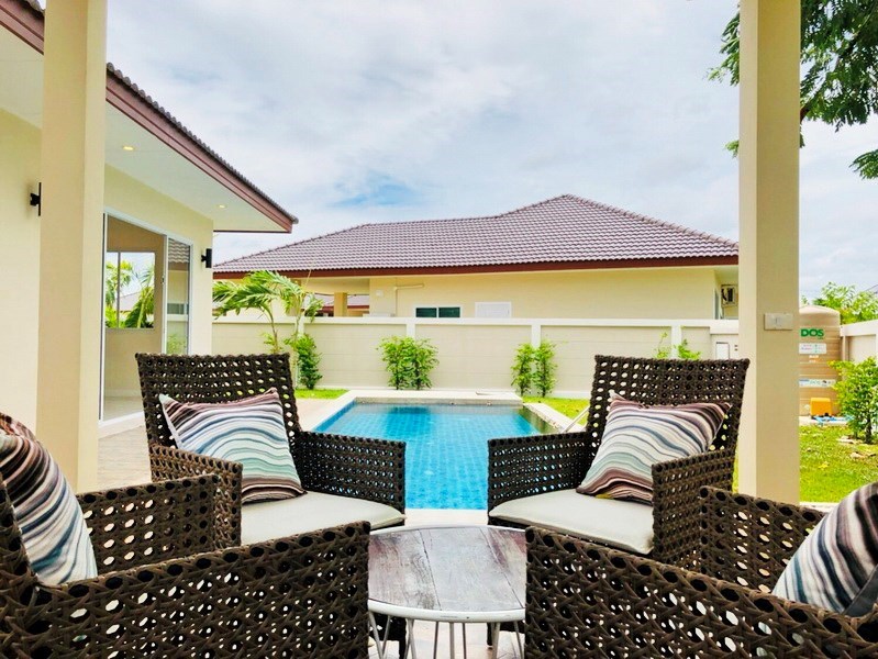 House for sale Huayyai Pattaya showing the pool and garden House for sale Huayyai Pattaya showing the pool and garden