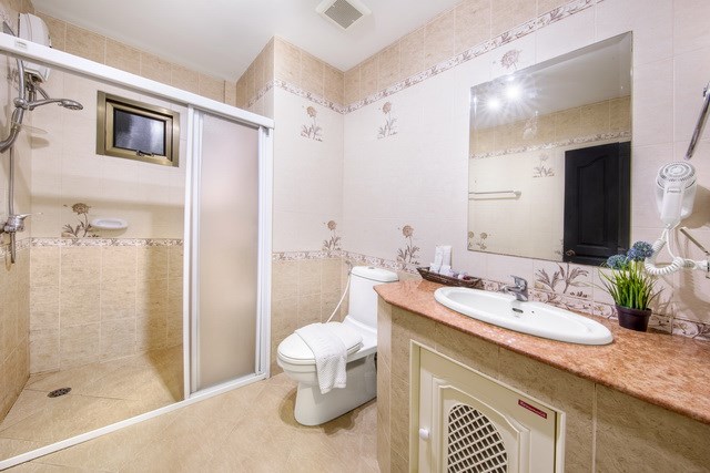 House for sale Jomtien Pattaya showing a bathroom House for sale Jomtien Pattaya showing a bathroom
