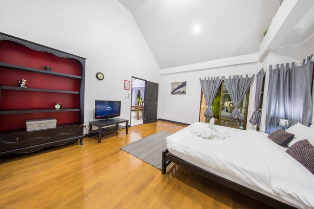 House for sale Jomtien Pattaya showing the master bedroom House for sale Jomtien Pattaya showing the master bedroom