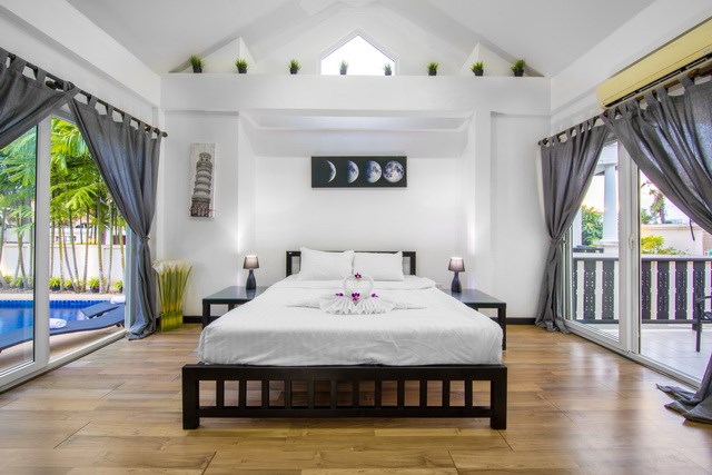 House for sale Jomtien Pattaya showing the master bedroom pool side House for sale Jomtien Pattaya showing the master bedroom pool side