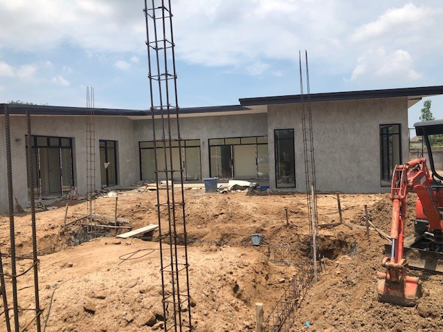 House for sale Pattaya modern design showing the house and carport House for sale Pattaya modern design showing the house and carport