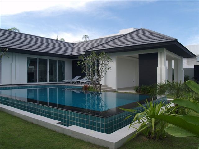 House with swimming pool