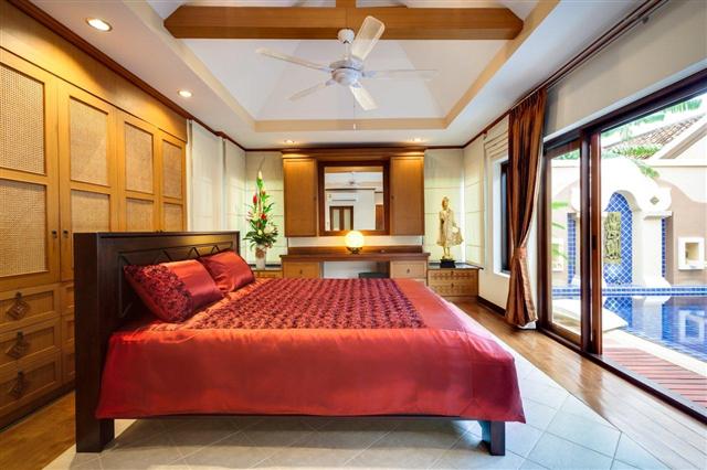 Master bedroom Master bedroom