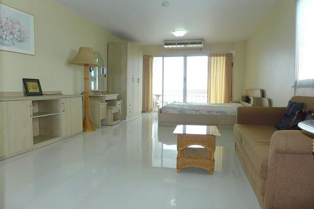Condominium for sale in Naklua showing the large bedroom Condominium for sale in Naklua showing the large bedroom