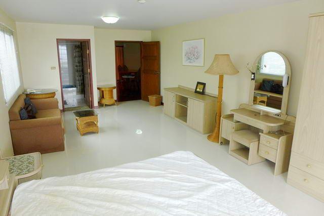 Condominium for sale in Naklua showing the bedroom suite Condominium for sale in Naklua showing the bedroom suite