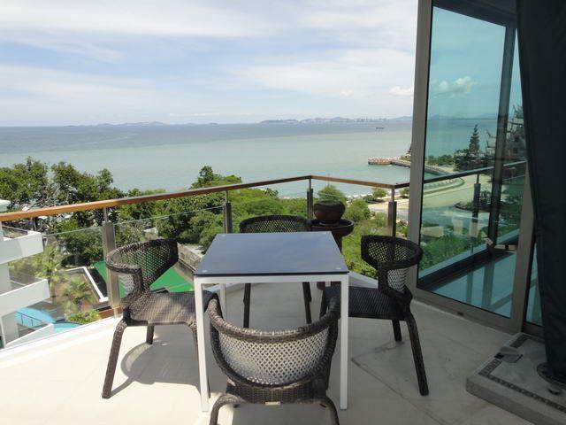 Condominium for sale Naklua showing the balcony view Condominium for sale Naklua showing the balcony view