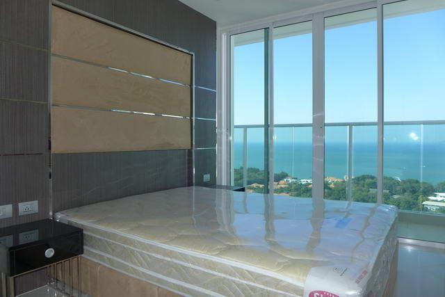 Condominium For Sale Pratumnak showing the bedroom and view Condominium For Sale Pratumnak showing the bedroom and view