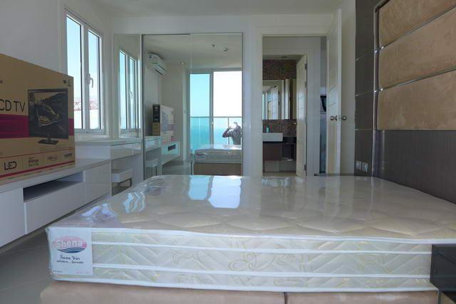 Condominium For Sale Pratumnak showing the bedroom suite Condominium For Sale Pratumnak showing the bedroom suite