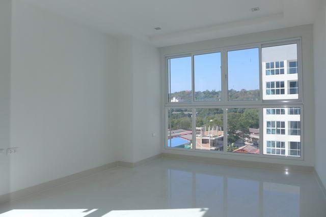 Condominium For Sale South Pattaya showing the bedroom