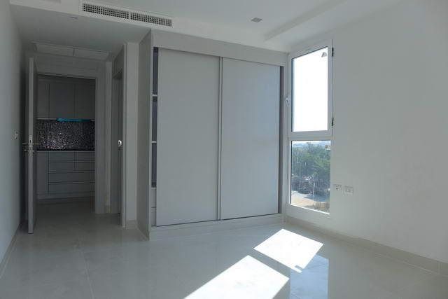 Condominium For Sale South Pattaya showing the bedroom suite