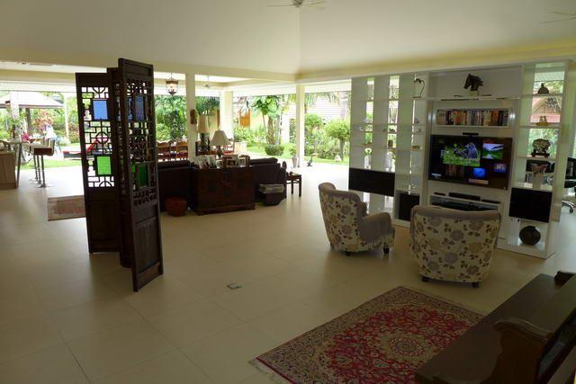House For Sale Pattaya showing the living and dining areas House For Sale Pattaya showing the living and dining areas