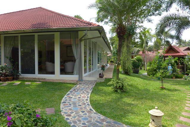 House For Sale Pattaya showing the beautiful garden House For Sale Pattaya showing the beautiful garden