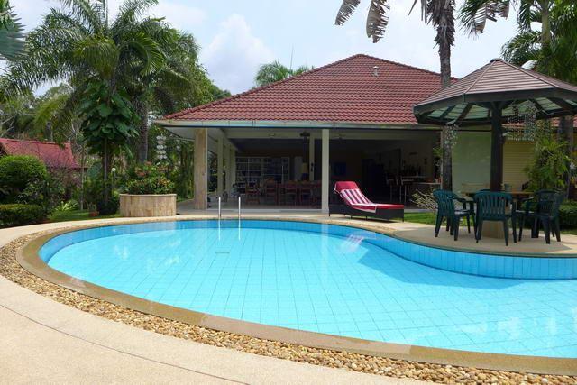House For Sale Pattaya showing the pool and sala House For Sale Pattaya showing the pool and sala