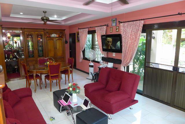House For Sale Bangsaray showing the living area