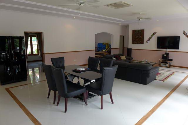 House For Sale Nongpalai showing the open plan living area