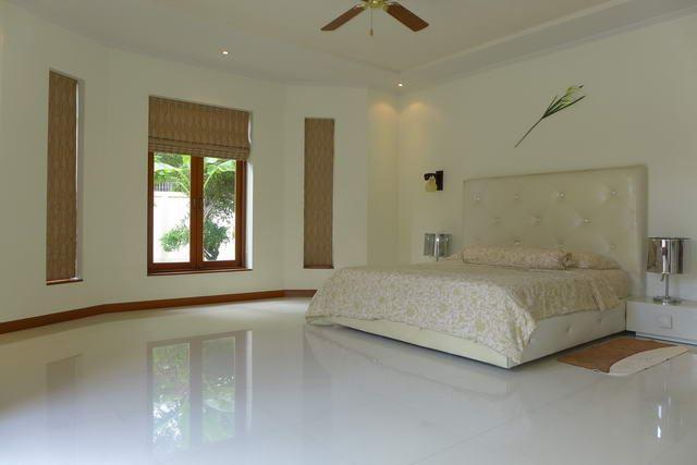 House For Sale Nongpalai showing the master bedroom suite House For Sale Nongpalai showing the master bedroom suite