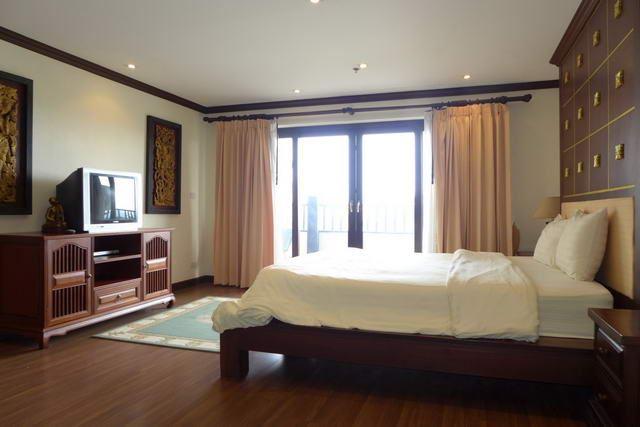 Condominium For Sale Pattaya showing the master bedroom