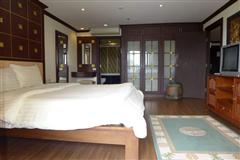 Condominium For Sale Pattaya showing the master bedroom suite
