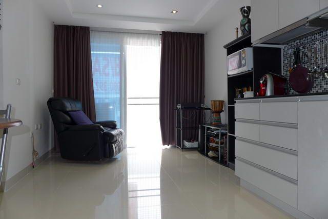 Condominium For Sale Pattaya looking towards the balcony Condominium For Sale Pattaya looking towards the balcony