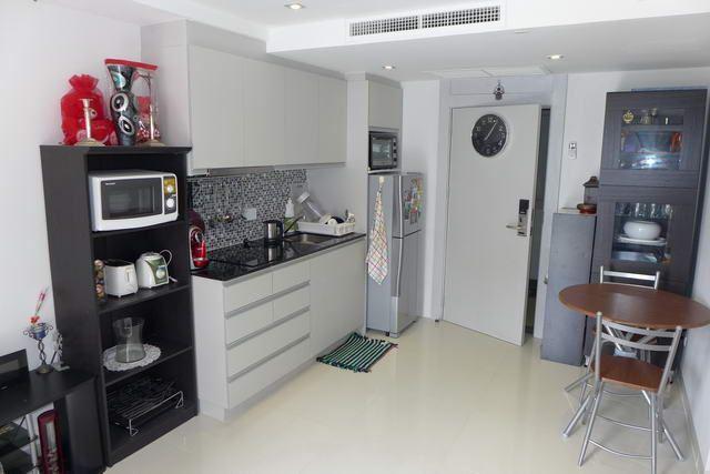 Condominium For Sale Pattaya showing the kitchen Condominium For Sale Pattaya showing the kitchen
