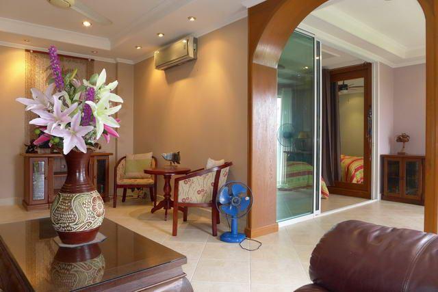 Condominium For Sale Jomtien showing the bedroom entrance Condominium For Sale Jomtien showing the bedroom entrance