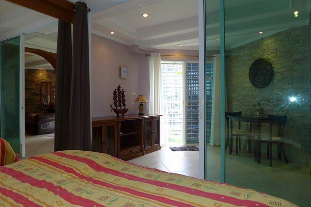 Condominium For Sale Jomtien showing the bedroom suite Condominium For Sale Jomtien showing the bedroom suite