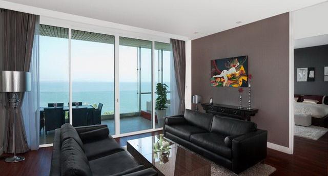 Condominium for sale Pattaya The Cove showing the living room and balcony