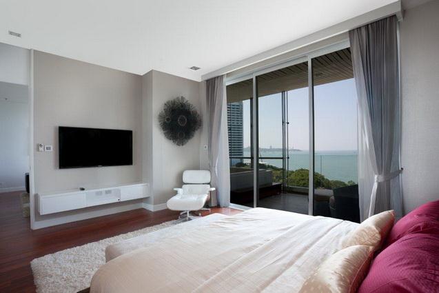 Condominium for sale Pattaya The Cove showing the master bedroom with balcony and jacuzzi