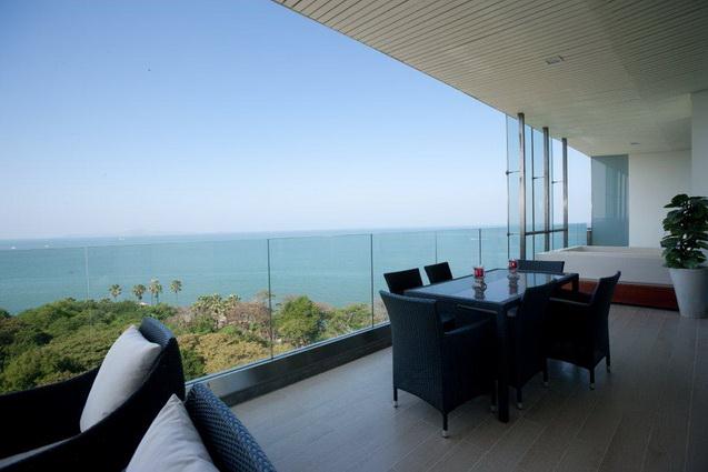Condominium for sale Pattaya The Cove showing the large balcony and jacuzzi