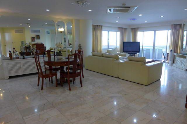 Condominium For Sale Naklua showing the large living area Condominium For Sale Naklua showing the large living area