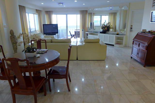 Condominium For Sale Naklua showing the open plan living areas Condominium For Sale Naklua showing the open plan living areas