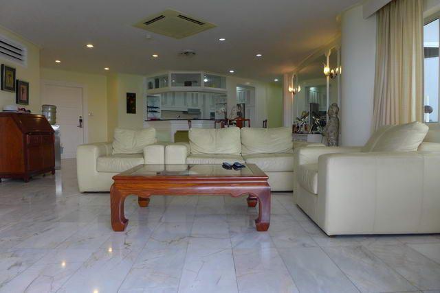 Condominium For Sale Naklua showing the living area Condominium For Sale Naklua showing the living area