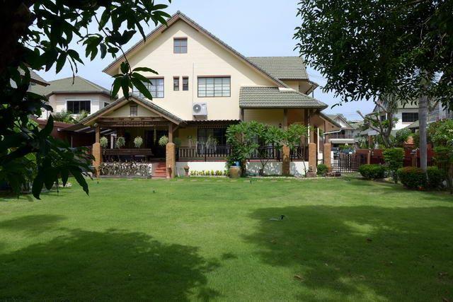 House for sale East Pattaya showing the house and garden