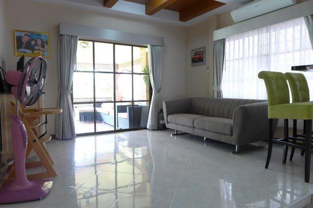 House for sale East Pattaya showing the living and dining areas House for sale East Pattaya showing the living and dining areas