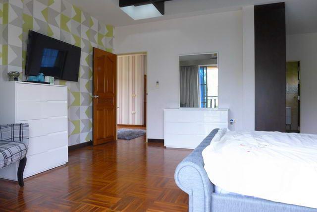 House for sale East Pattaya showing the master bedroom suite House for sale East Pattaya showing the master bedroom suite